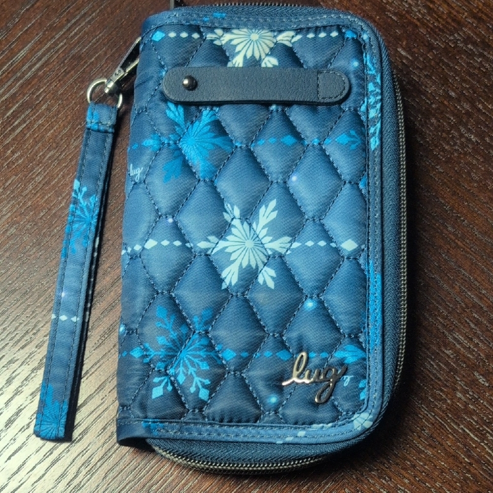 Gently Used Lug Tram In Snowflake Navy! Lug Navy Floral Quilted Wallet
